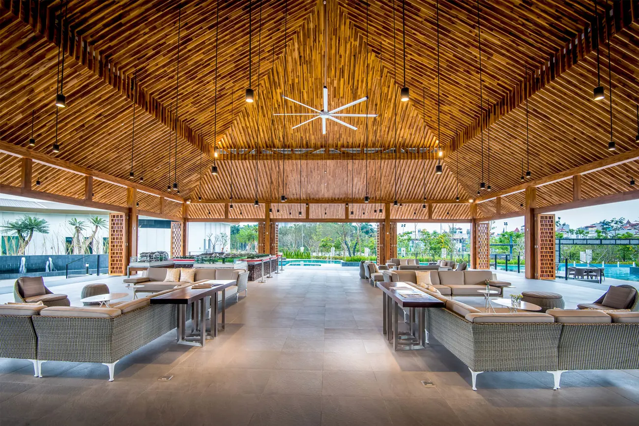 Không gian sảnh lounge và bể bơi tại The ParkCity Club Hanoi.